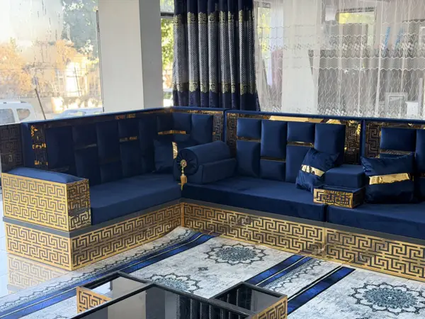 مجلس كحلي بإطار ذهبي بنقش هندسي وطاولات نحاسية