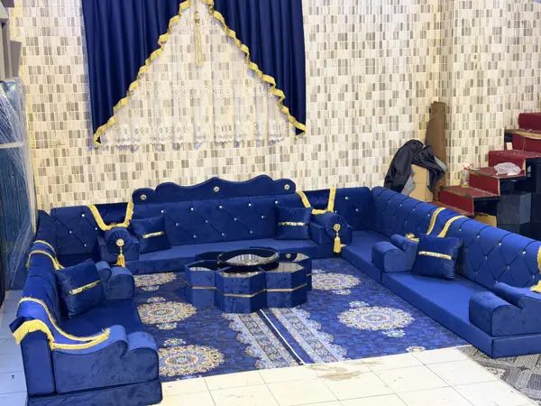 مجلس أزرق ملكي مع ستارة بتاج ذهبي