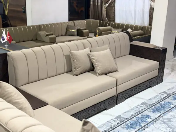 كنبة بيج بخطوط عمودية