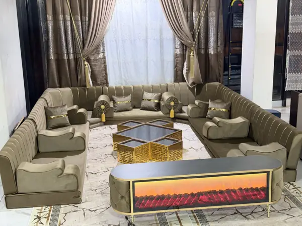 مجلس زيتوني مع طاولات وطاولة تلفاز