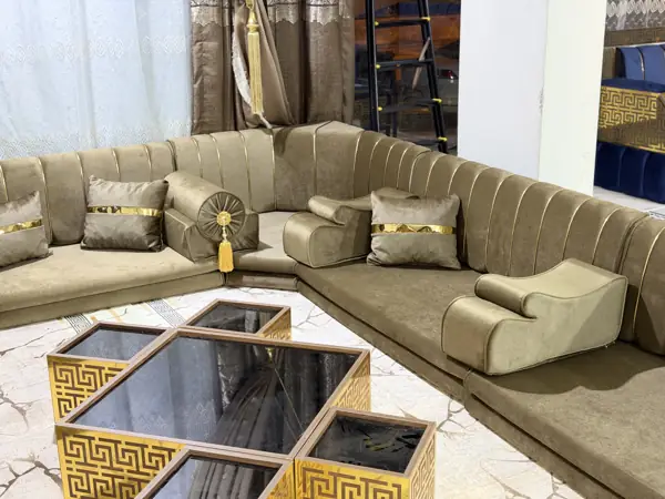 مجلس بيج مع طاولات زجاجية بنقش ذهبي