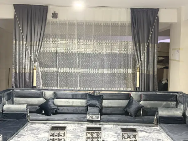 مجلس رمادي بوسائد داكنة