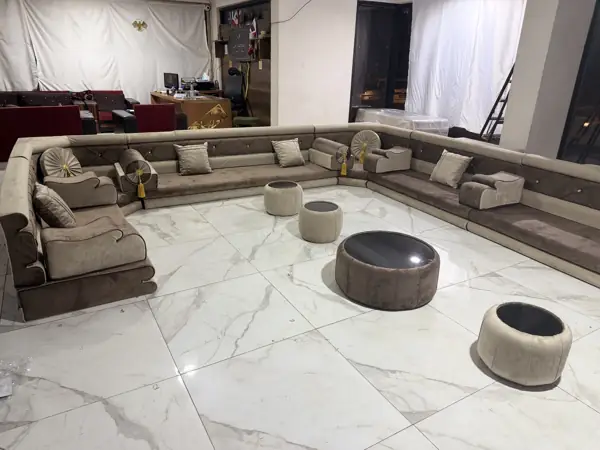 مجلس بيج مع طاولات دائرية مخملية