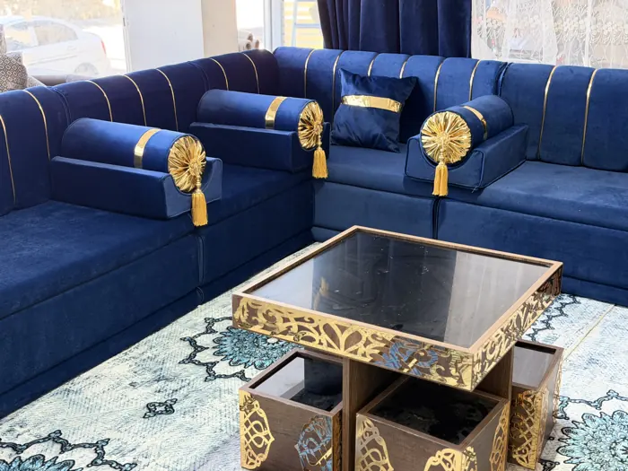 مجلس عربي من الإسفنج بلون كحلي مع مساند ذهبية وطاولة نحاسية