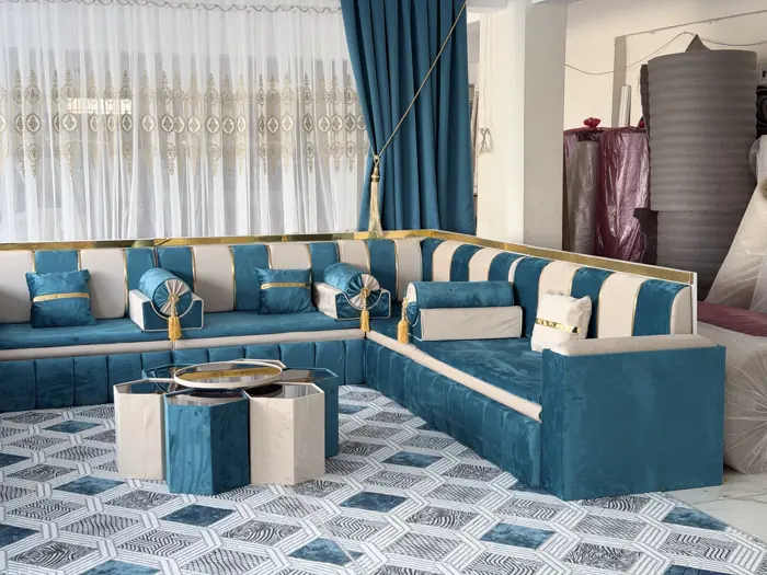 مجلس خشب بظهر شرائح بلون فيروزي وبيج