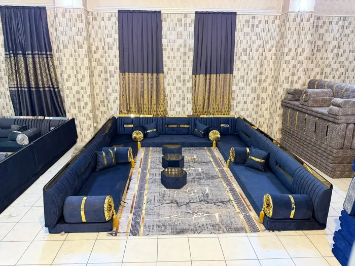 طقم مجلس عربي كامل كحلي مع سجادة وطاولات وستائر